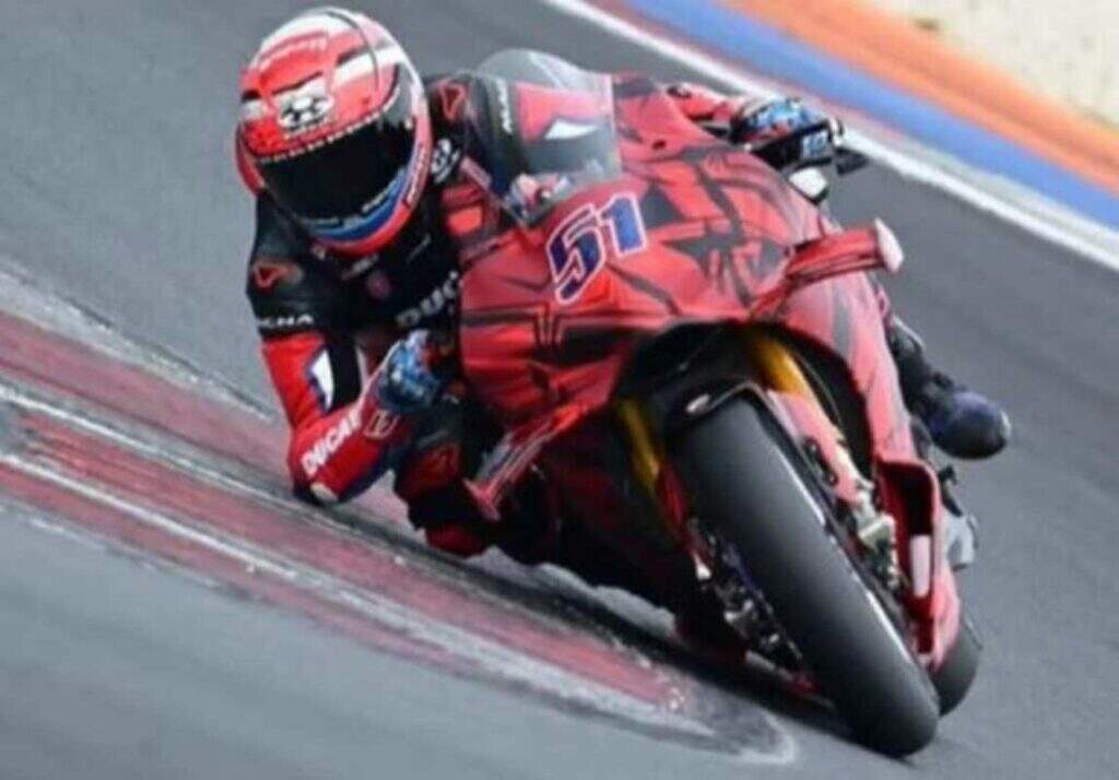 imagem michele pirro com a nova Ducati Panigale V4 R