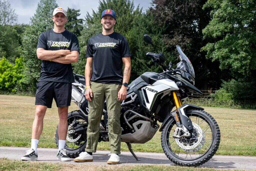 imagem pilotos com a triumph tiger 900 rally pro para o romaniacs red bull 2025