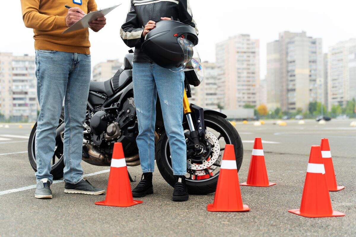 pessoa-fazendo-exame-de-carteira-de-motorista