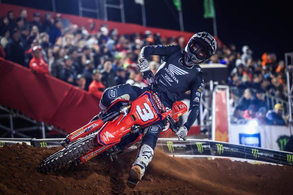 Piloto Honda Bernardo Tiburcio ataca curva em etapa do Arena Cross Brasil