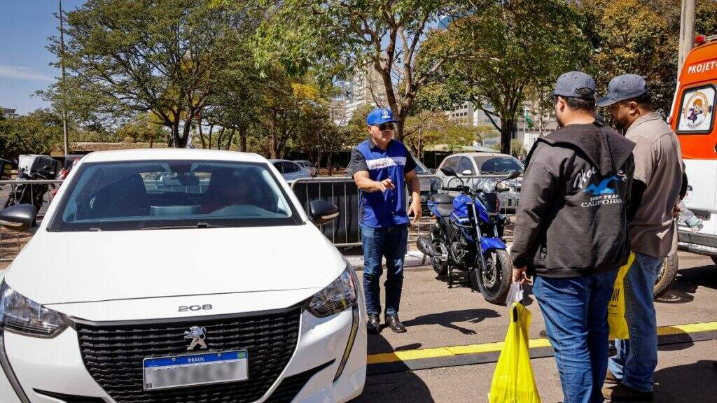 Instrutor de pilotagem da Yamaha orienta motociclistas sobre ponto cego em pit-stop educativo da Abraciclo realizado em Brasília (DF)