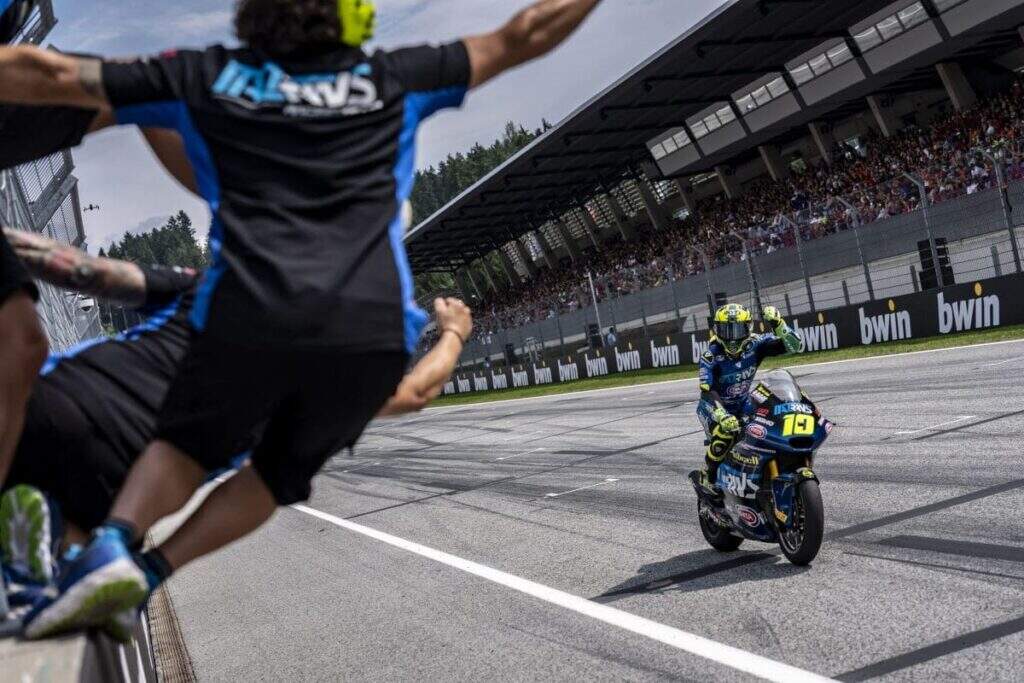 Diogo Moreira cruza linha de chegada no GP da Áustria