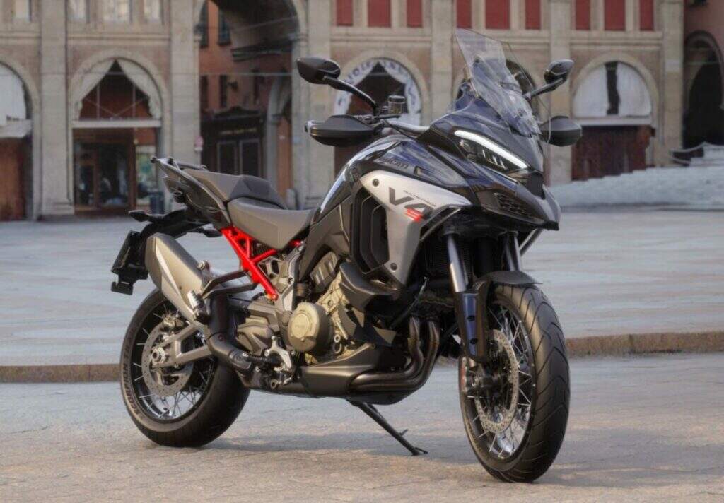 Ducati Multistrada V4S preta