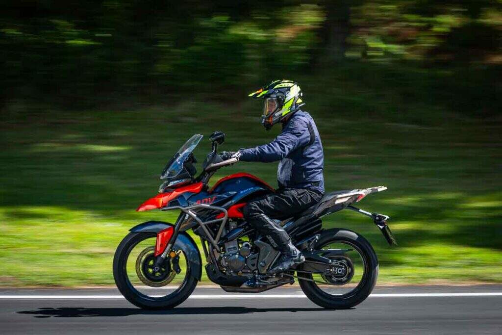 imagem piloto em ação com a zontes T 350 X
