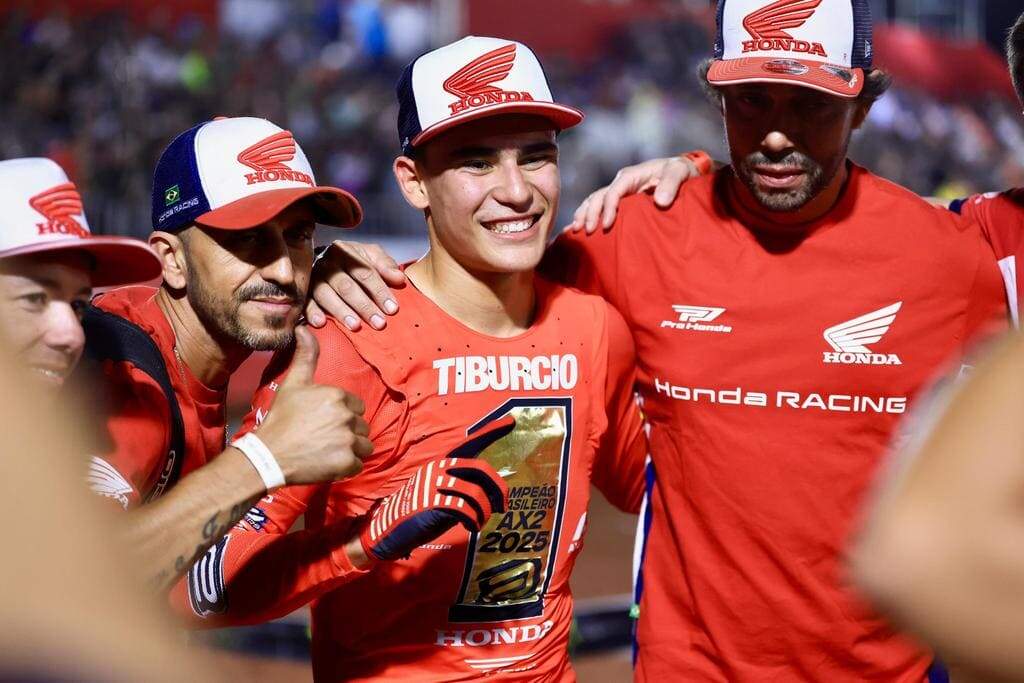 Bernardo Tiburcio comemora título do Arena Cross 2025