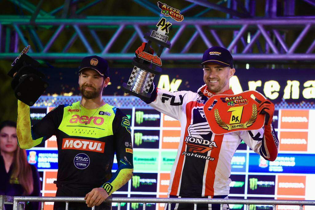 Dean Wilson (à direita) comemora título do Arena Cross 2025