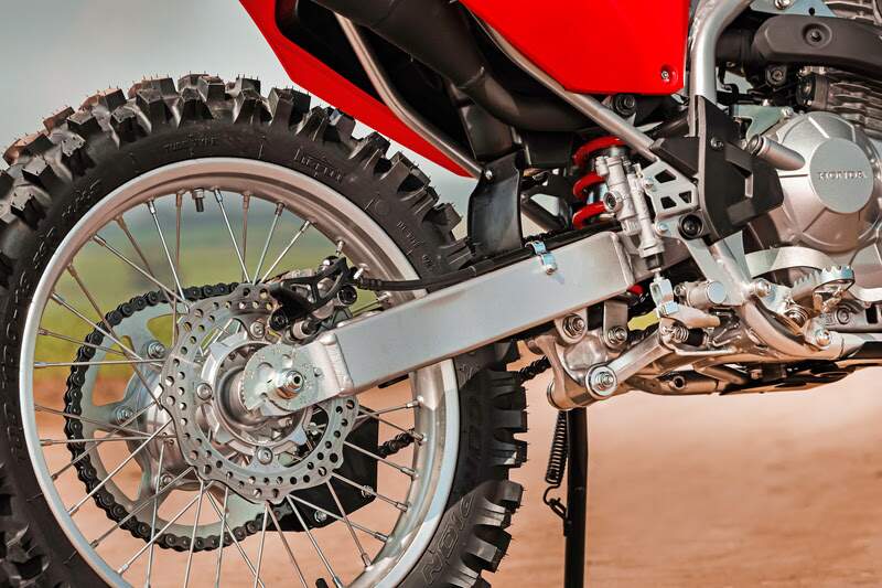 Suspensão traseira e pinhão da CRF 300F foram revistos