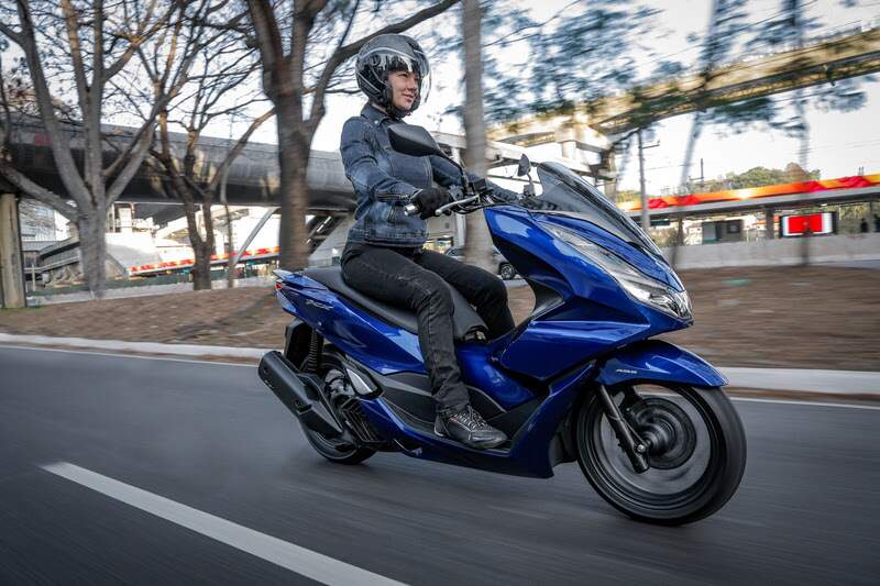 Mulher pilotando Honda PCX ABS azul na Marginal Pinheiros