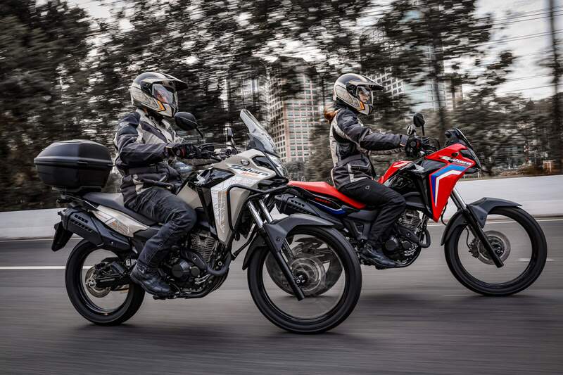 Honda XRE 300 Sahara tem novas opçoes de cores na linha 2026; bege para Adventure e vermelho com preto, azul e branco para a Rally