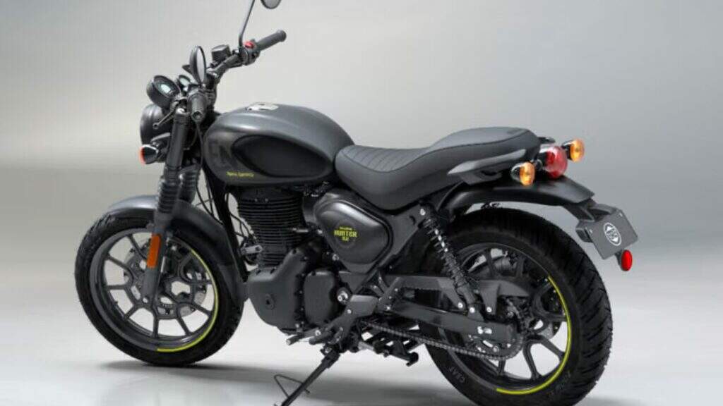 Visão lateral da nova Royal Enfield Hunter 350 estreia pintura grafite com detalhes em amarelo limão