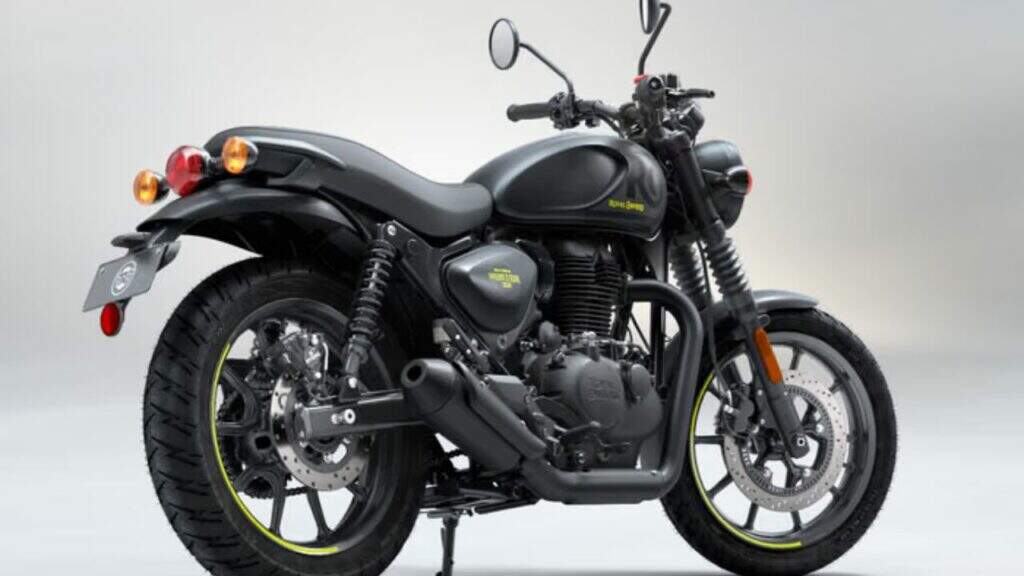 Visão traseira da nova Royal Enfield Hunter 350 estreia pintura grafite com detalhes em amarelo limão