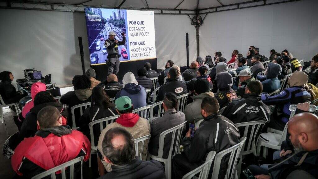 Palestra educativa sobre segurança no trânsito em pit-stop educativo da Abraciclo realizado em São Paulo