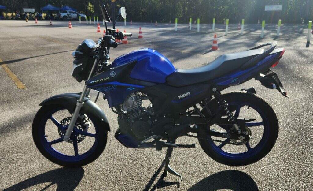 Yamaha Factor DX azul com detalhes em preto estática em pátio