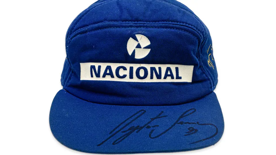 Boné assinado por Ayrton Senna é um dos destaques em leilão da RM Sotheby’s

