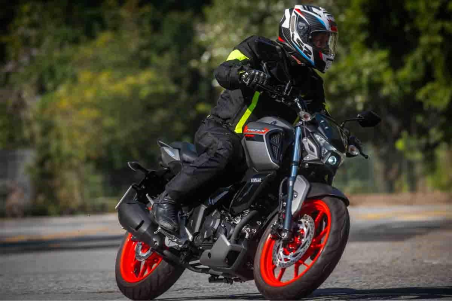 imagem do piloto em ação com a Fazer FZ15