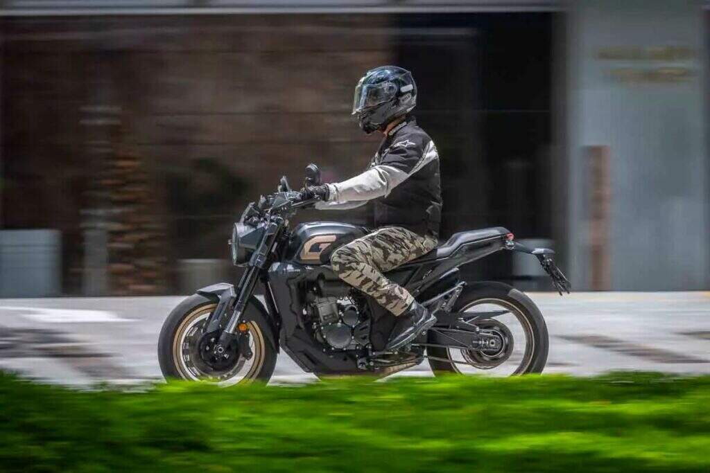 imagem moto naked zontes gk 350