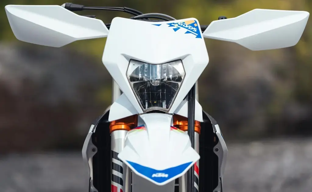 imagem da carenagem frontal da nova KTM EXC 6DAYS 2026