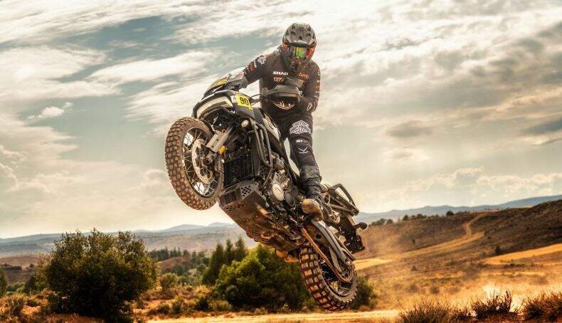 imagem Joan Pedrero com a Harley-Davidson Pan America no baja aragon