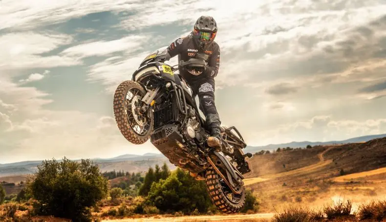 imagem-joan-pedrero-em-ação-harley-davidson-panamerica-baja-aragon-motociclismoonline