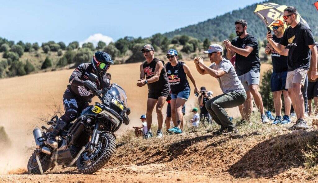 imagem Joan Pedrero em ação no Baja Aragón com a Harley-Davidson Pan America