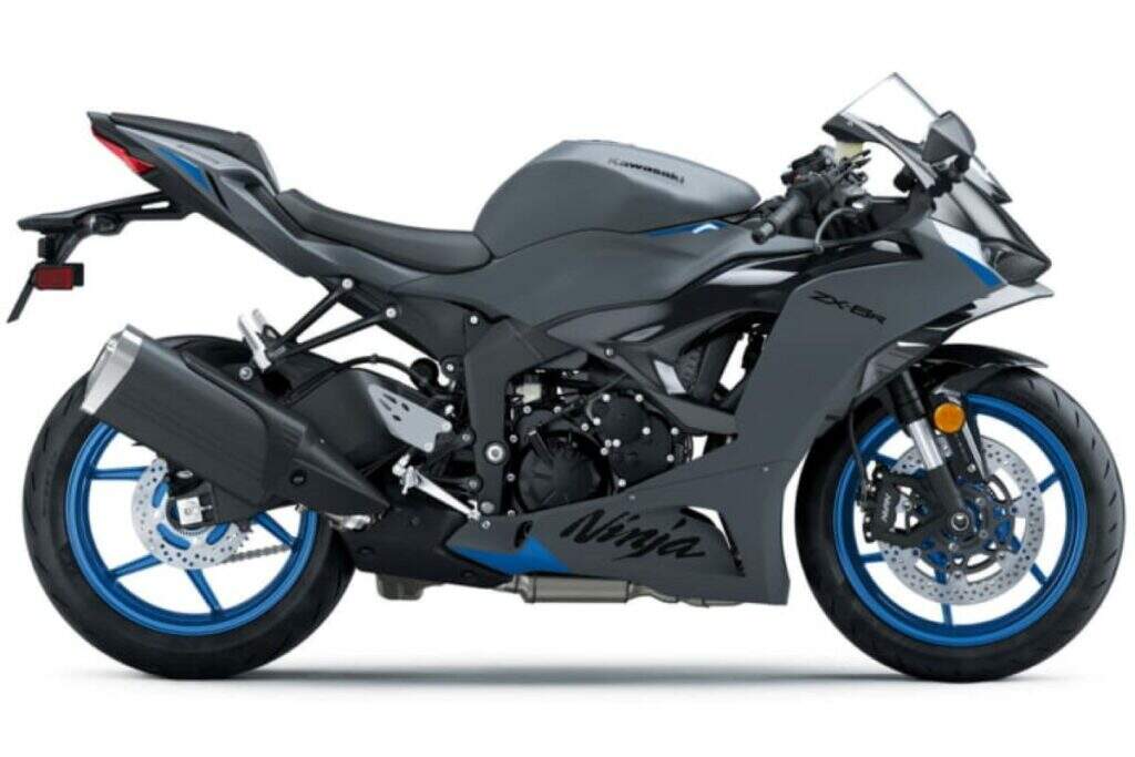 imagem lateral diraita da nova ninja 636 2026 cinza com rodas azuis