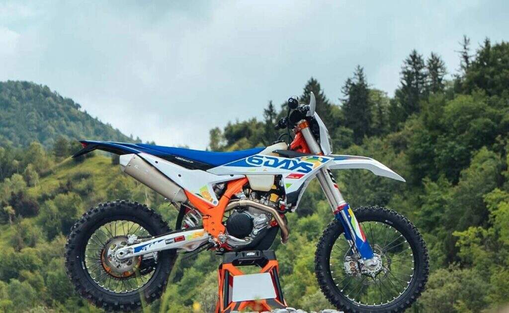 imagem lateral direita da nova KTM EXC 6DAYS 2026