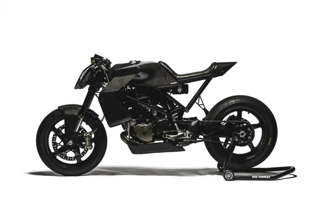 imagem lateral esquerda Husqvarna Vitpilen 701 customizada que pertencia ao piloto de Fórmula 1 Charles Leclerc
