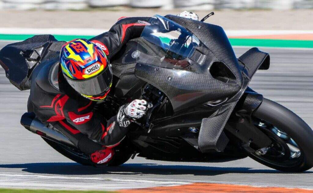 imagem da BMW RC-SBK-M em açção em curva