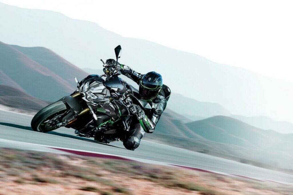 imagem do piloto em ação em curva com a kawasaki z h2