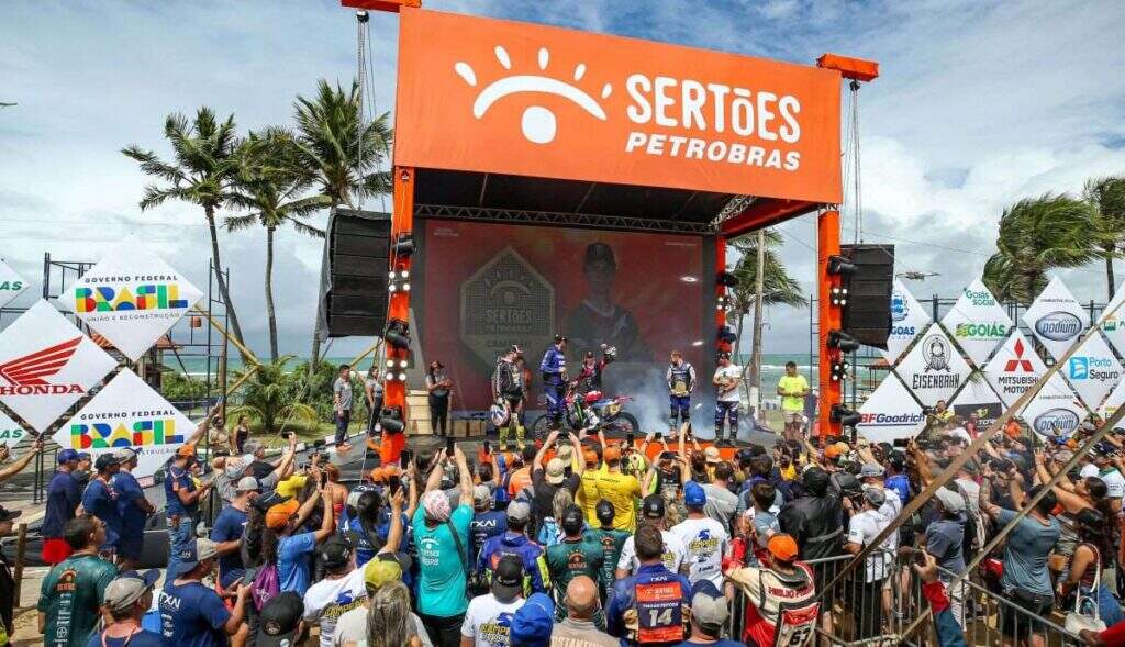 pódio do rally dos sertões 2025 com tosha schareina do time honda hrc