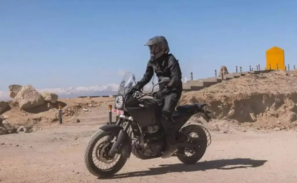 imagem do piloto em ação com a nova royal enfield himalayan 750