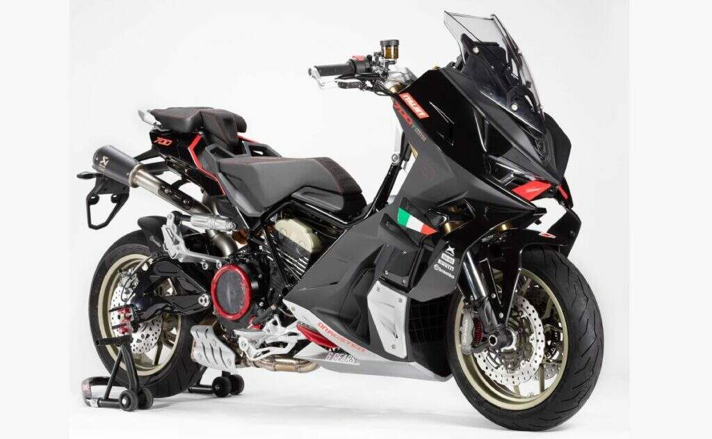 imagem lateral novo scooter QJMotor 700 Dragster