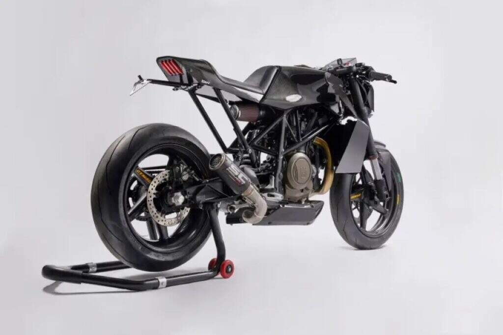 imagem traseira Husqvarna Vitpilen 701 customizada que pertencia ao piloto de Fórmula 1 Charles Leclerc