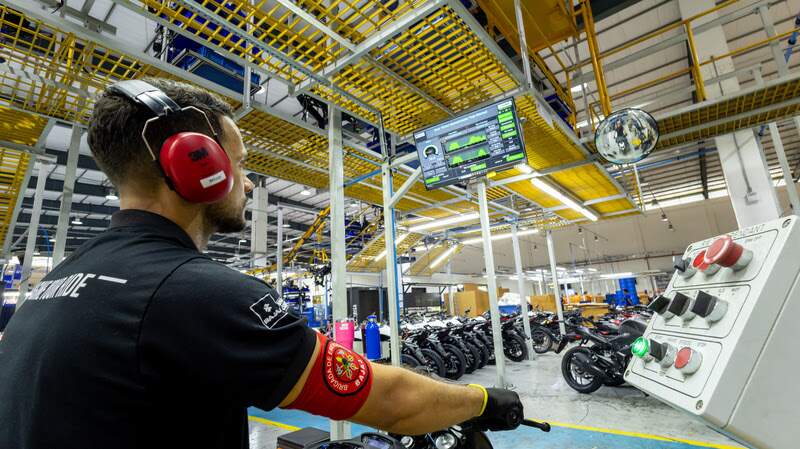 Funcionário trabalhando na fábrica da Bajaj do Brasil em Manaus