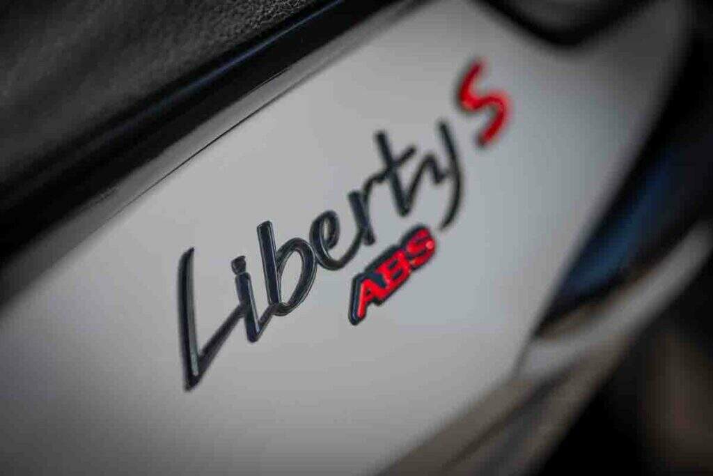 imagem de detalhe do logotipo do Liberty S ABS 150