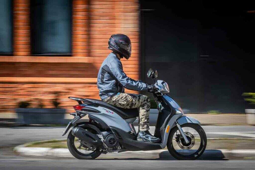 imagem lateral direita scooter Piaggio 150