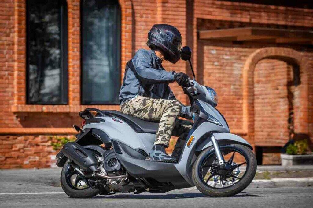 imagem do piloto em ação com o Piaggio Liberty S ABS 150