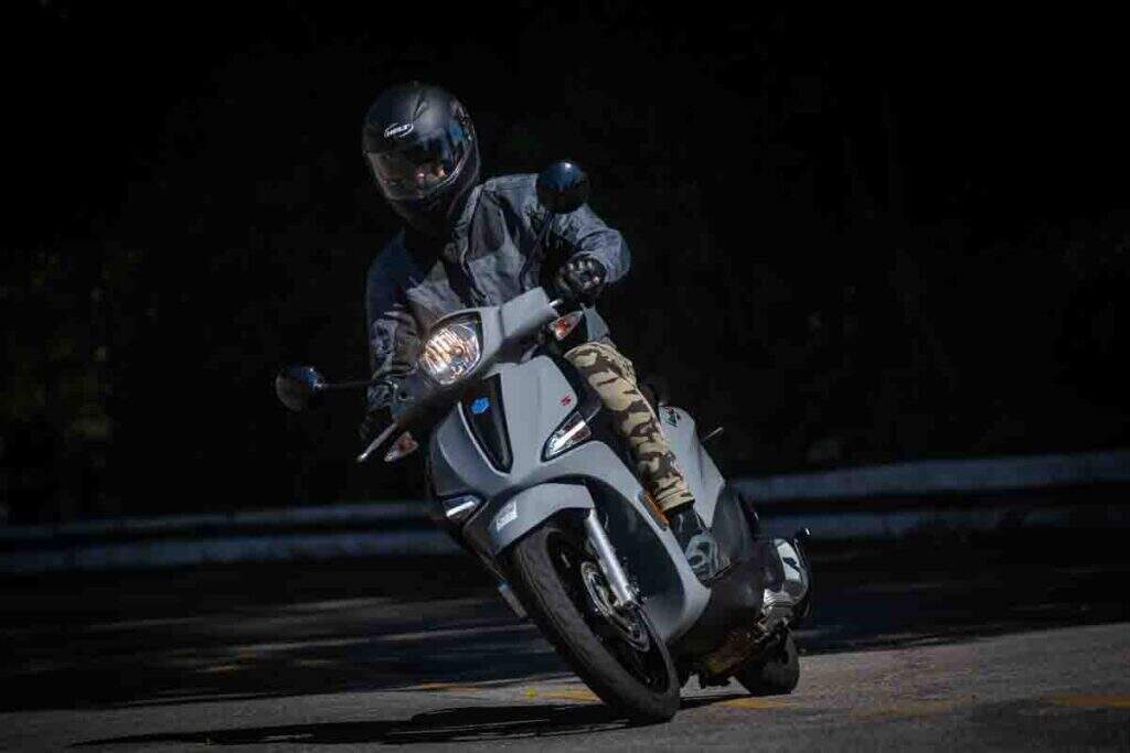 imagem do piloto em curva com o Liberty S ABS 150