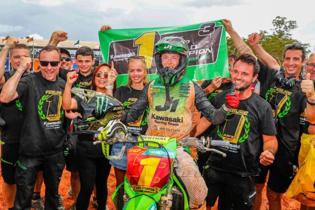Romain Febvre comemora título do MXGP com sua Kawasaki KX450-SR