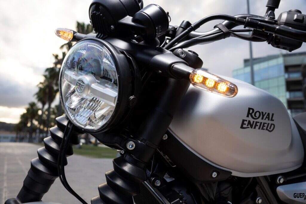 Royal Enfield Guerrilla 450 mid Smoke Silver farol