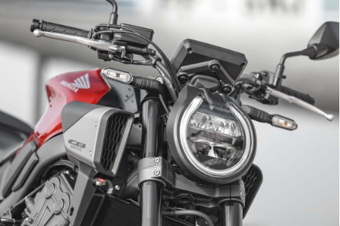 imagem do farol da nova honda CB 650R E-Clutch 2025