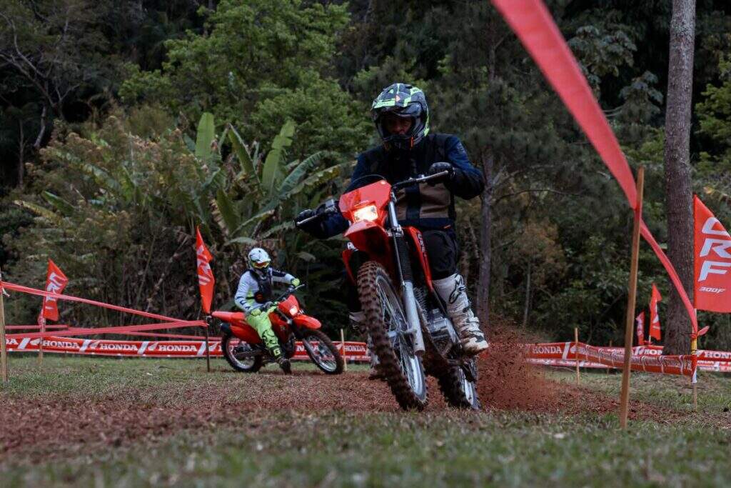 imagem do piloto em ação com a nova honda crf 300f