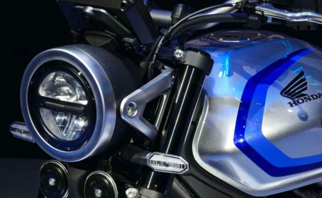imagem do farol led da nova honda cb 500 super four 2026
