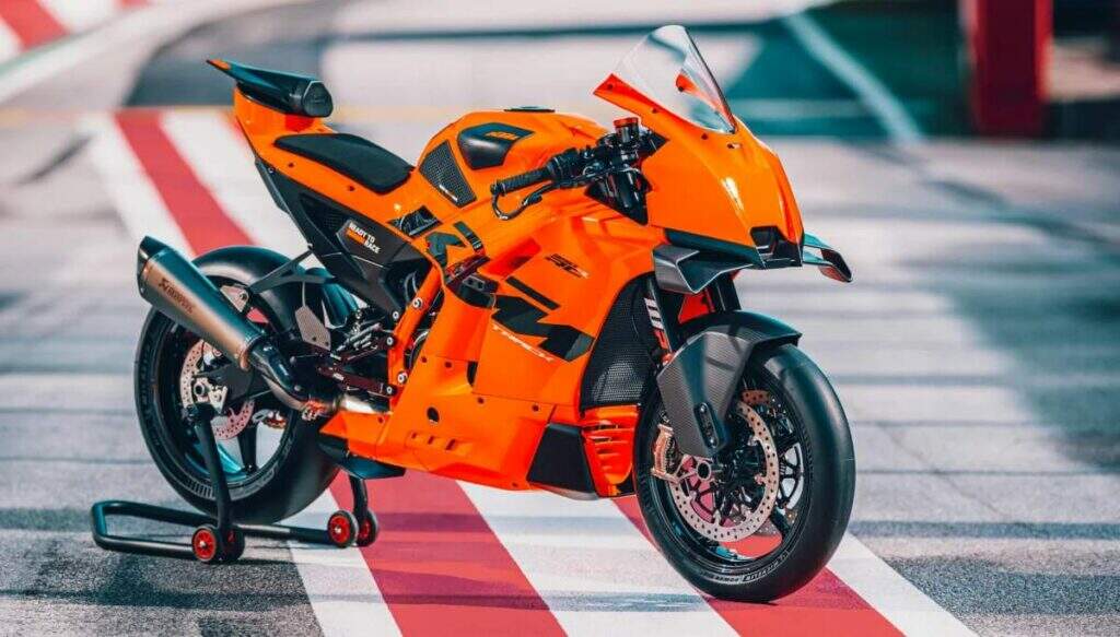 imagem da nova ktm 990 rc r 2026 na pista