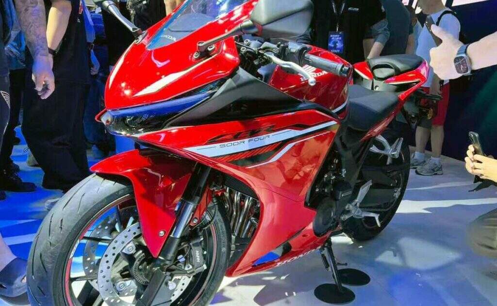 imagem frontal lateral da honda cbr500r four 2026
