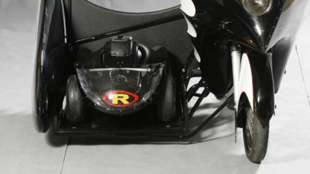 imagem frontal da moto réplica da batcycle de batman e robin