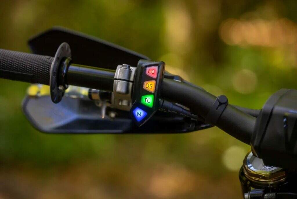 imagem dos controles eletrônicos das novas Triumph TF 250-C e TF 450-C