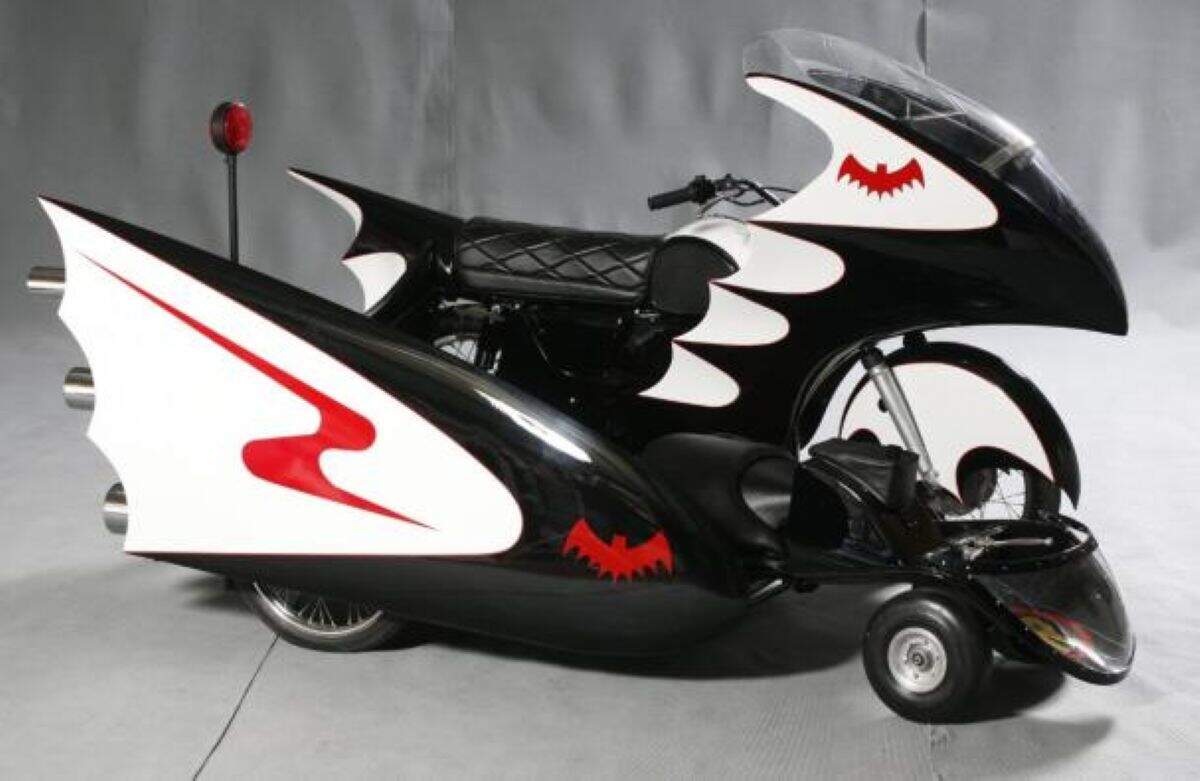 imagem-lateral-moto-batcycle-réplica-leilão-motociclismoonline