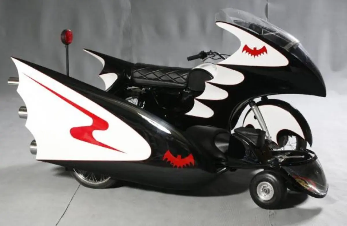 imagem-lateral-moto-batcycle-réplica-leilão-motociclismoonline