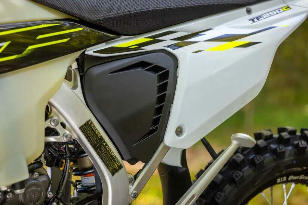 imagem da caixa de filtro de ar das novas Triumph TF 250-C e TF 450-C